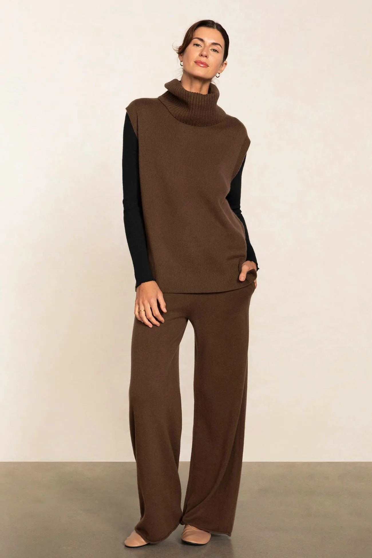 BRUNA SLEEVELESS CASHMERE TURTLENECK