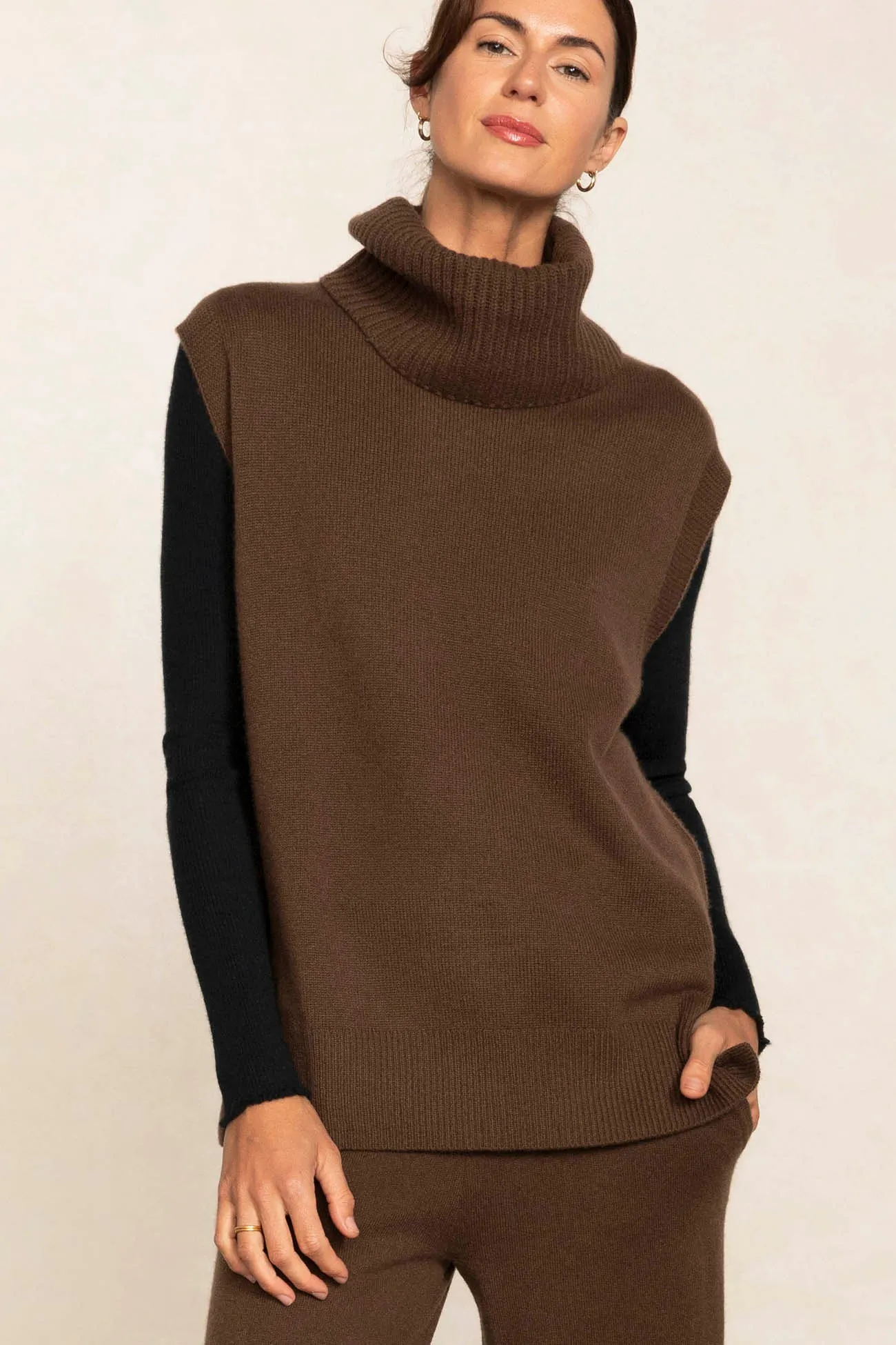 BRUNA SLEEVELESS CASHMERE TURTLENECK