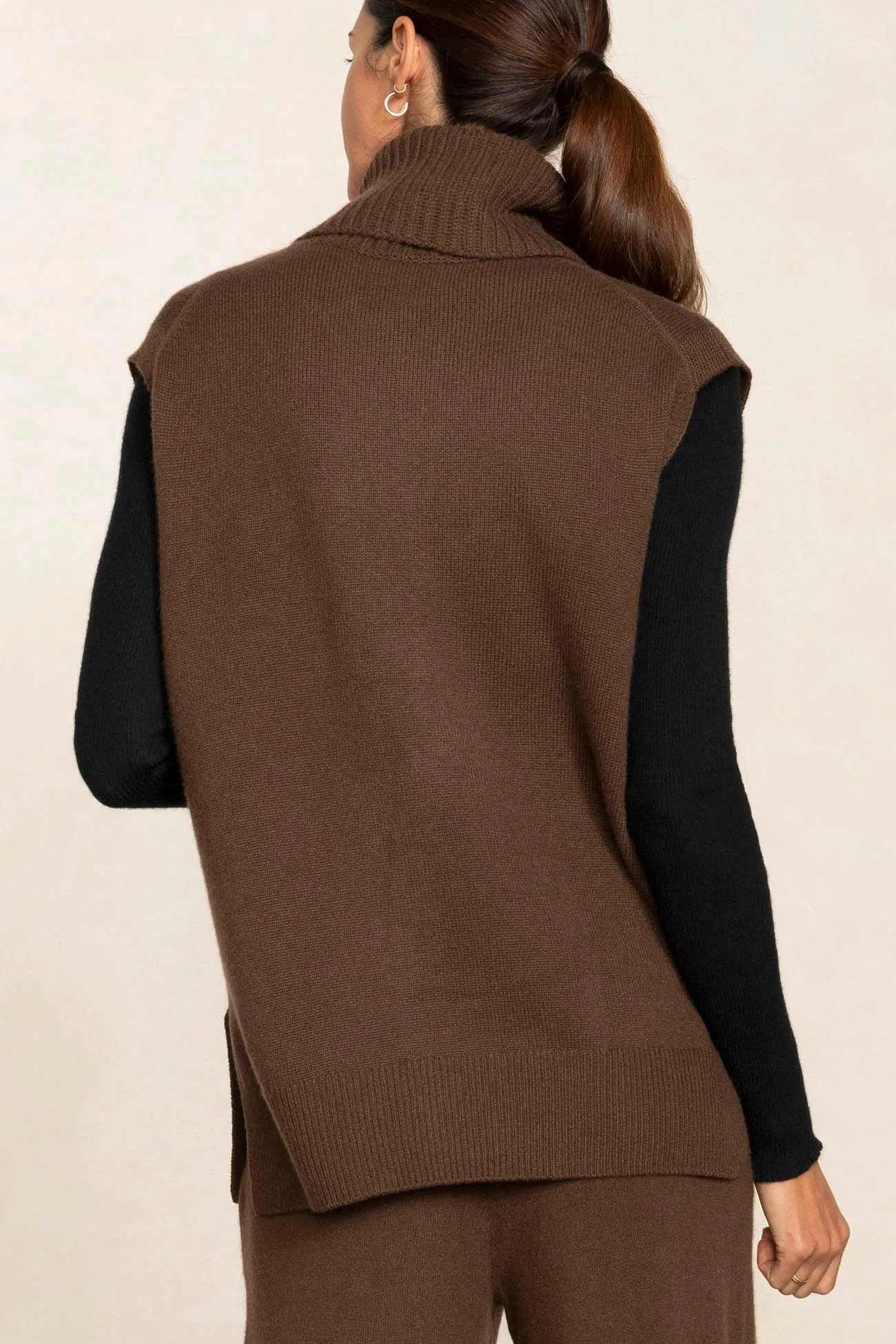 BRUNA SLEEVELESS CASHMERE TURTLENECK