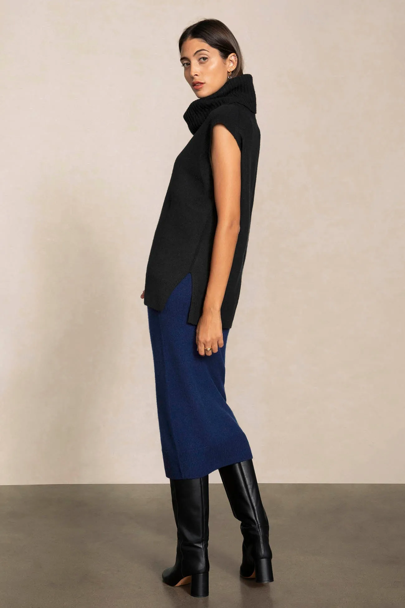 BRUNA SLEEVELESS CASHMERE TURTLENECK