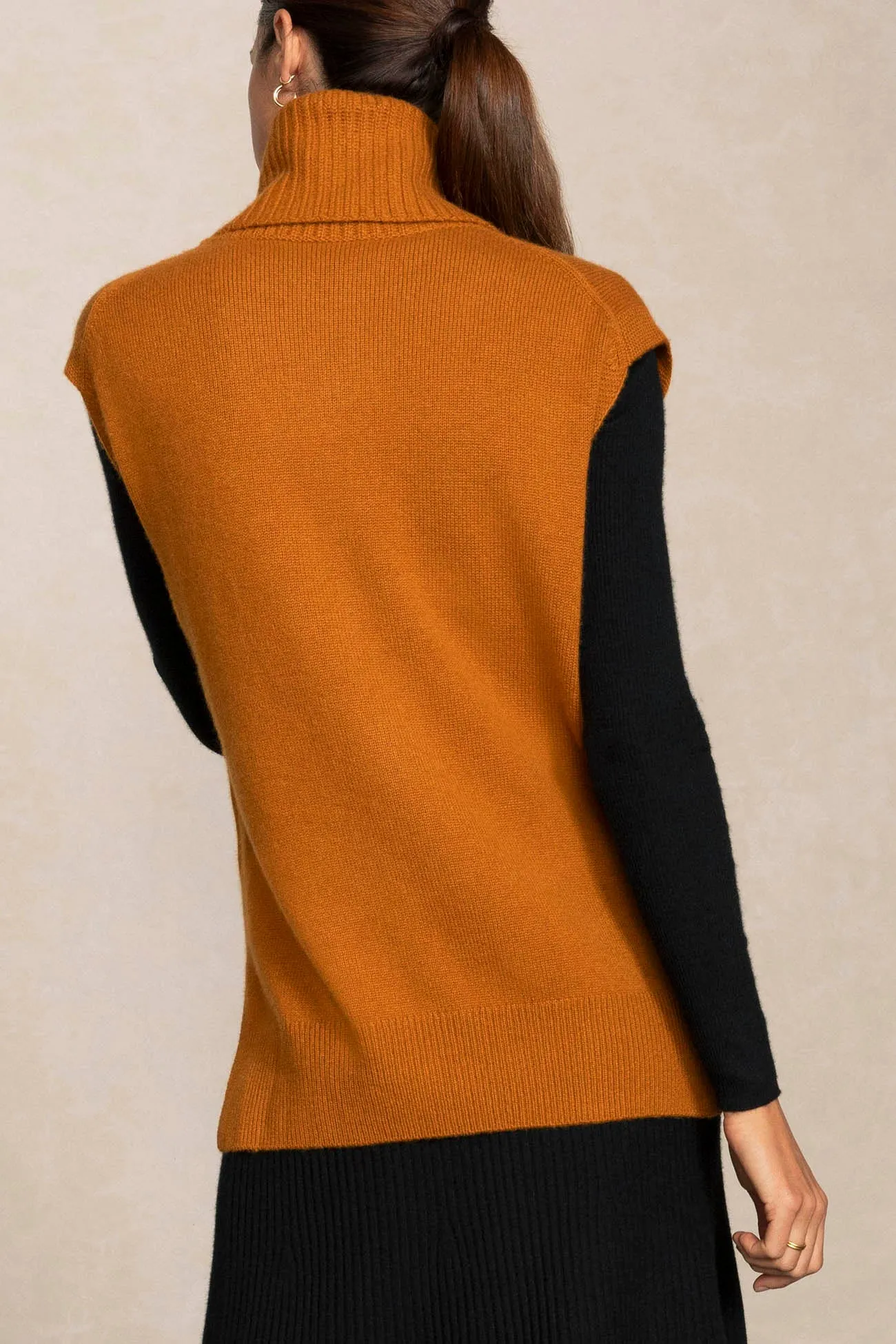 BRUNA SLEEVELESS CASHMERE TURTLENECK