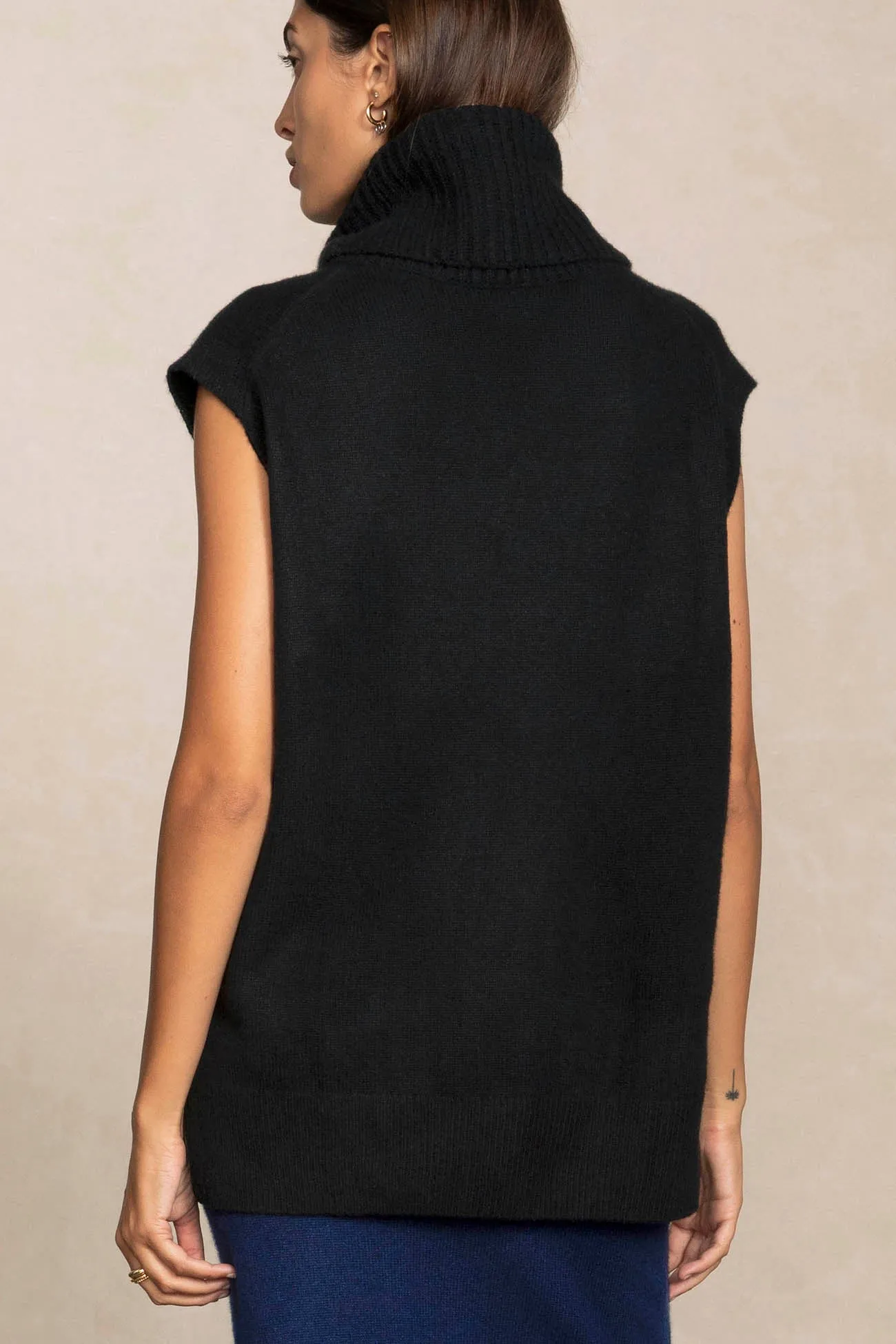 BRUNA SLEEVELESS CASHMERE TURTLENECK