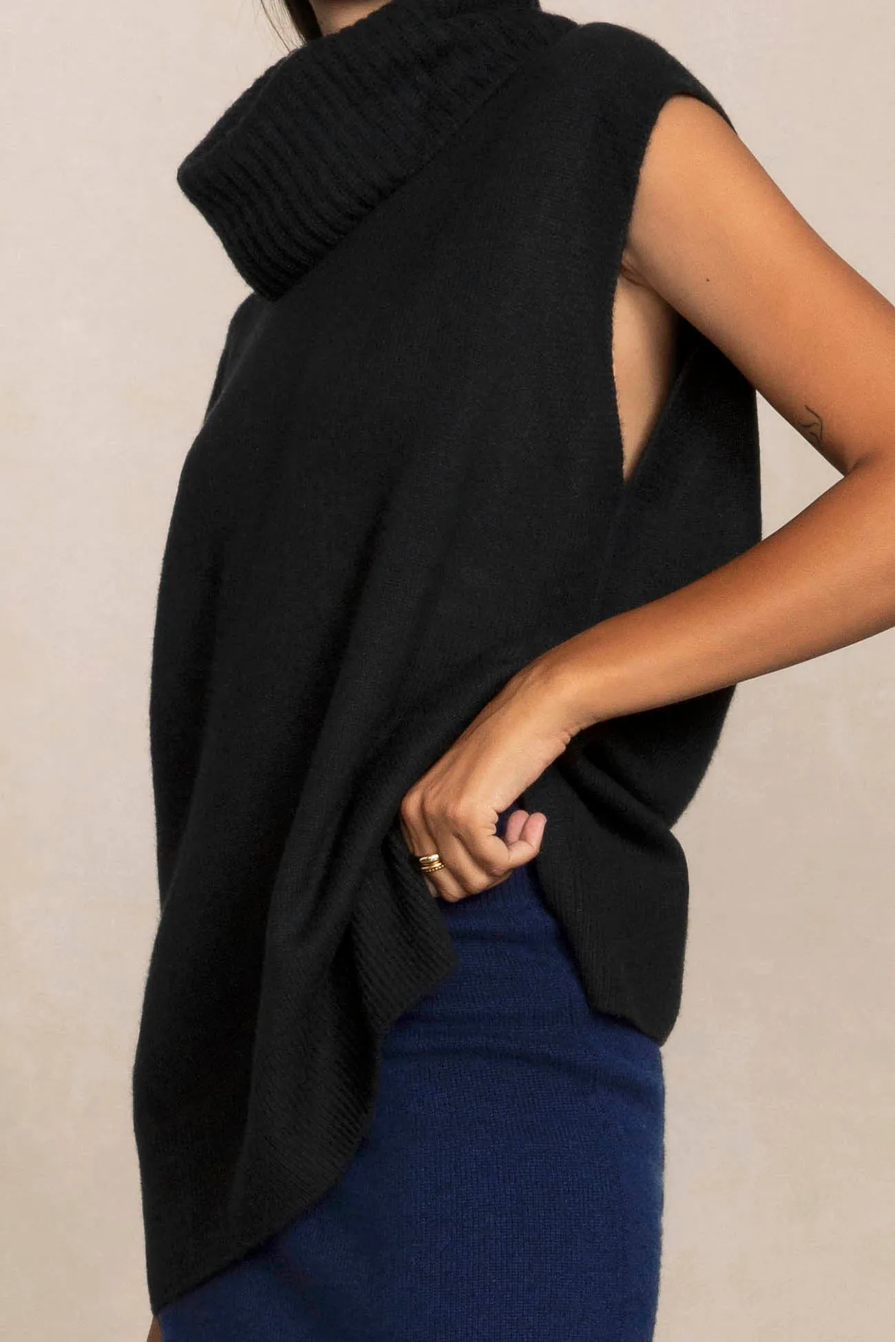 BRUNA SLEEVELESS CASHMERE TURTLENECK